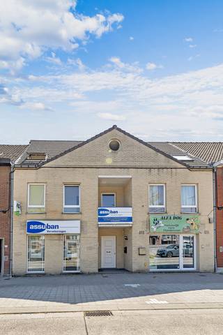 <p>Bent u op zoek naar een eigendom waar wonen en werken perfect samengaan? Deze <strong>ruime woning met geïntegreerde handelsruimte </strong>bevindt zich aan de rand van Aalst en geniet van een bijzonder gunstige ligging, met een vlotte verbinding naar de E40 en de voornaamste invalswegen. Het pand dateert van <strong>1996 </strong>en is gelegen op een perceel van <strong>2a 13ca</strong>. Op het <strong>gelijkvloers </strong>betreedt u eerst de <strong>commerciële ruimte</strong>, ingericht met een onthaalzone en balie voor klanten. <strong>Aansluitend vindt u een ruime bureelruimte en een afzonderlijk kantoor</strong>, ideaal voor het uitoefenen van een zelfstandige activiteit. Daarnaast is er een eetplaats die uitgeeft op het terras en de tuin, evenals een apart gastentoilet. <strong>Extra interessant is de tweede handelsruimte</strong>, met een aparte ingang langs de straatzijde, wat bijkomende mogelijkheden creëert voor uitbreiding of een tweede activiteit. De <strong>bovenverdieping </strong>is ingericht als <strong>woonruimte </strong>en omvat een grote leefruimte, twee volledig uitgeruste keukens – waarvan één met toegang tot een tweede terras – een grote berging, twee badkamers en <strong>vijf slaapkamers</strong>. Ook is er een <strong>aparte studio</strong> voorzien op de<strong> tweede verdieping</strong> met een aparte keuken en een slaap-/woongedeelte. Dankzij deze indeling is het pand uitermate geschikt voor grotere gezinnen. Er zijn aparte ingangen voorzien in het gebouw. Het gebouw is volledig voorzien van centrale verwarming op aardgas. (Maatregelen in het maatregelenregister: neen)</p>