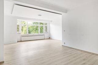 <p><span>Ruim en instapklaar 1 à 2 slaapkamer appartement aan 't Stadspark!</span><span><br /></span><span>Dit licht- en omvangrijk appartement van maar liefst 106m² bevindt zich op het 2e verdiep van een statig gebouw aan de rand van het Stadspark. Op deze droomlocatie zijn winkels, parken, scholen, horeca, sportfaciliteiten en openbaar vervoer steeds vlakbij, net als het bruisende Antwerpse stadsleven. Met een uitstekend EPC, conforme elektriciteit en een asbestveilige toestand is dit pand ook structureel een topper. Kortom, de ideale uitvalsbasis in centrum Antwerpen waar hedendaags comfort hand in hand gaat met een mooie balans tussen werk- en privéleven. Mis deze unieke kans zeker niet!</span></p><p><span><br /></span><span>Inkomhal, leefruimte, keuken & toilet:</span></p><p><span>De aparte inkomhal biedt voldoende plek voor een vestiaire en is voorzien van een veiligheidsdeur en parlofoon. In de riante leefruimte (ca. 40m²) wordt u meteen omvergeblazen door de prachtige natuurlijke lichtinval en het groene uitzicht op de boomtoppen van het stadspark. Een must voor een geweldige woon- en leefkwaliteit, maar ook een garantie op 100%. De moluren zorgen dan weer voor extra karakter in de lijn van de allure van het gebouw. De open keuken voorziet in veel werk- en opbergruimte en is uitgerust met kwalitatieve toestellen (gasvuur 5 pits, dampkap, combi-oven, Amerikaanse koelkast, vaatwasser). Het toilet met mozaïek en handenwasser is apart.</span></p><p><span> </span></p><p><span>Nachthal, slaapkamer(s) & badkamer:</span></p><p><span>Via de nachthal komt u bij een eerste kamer met als "eye-catcher" een glazen wand. Deze ruimte leent zich perfect als bureel, hobbyruimte, dressing of kinderkamer. Ze staat tevens in verbinding met de keuken, maar kan eenvoudig worden afgescheiden en kan zelfs uitgebreid worden. De master van 16m² beschikt over elektrische rolluiken, inbouwspots en een badkamer en suite. De rustieke badkamer, eveneens met charmante mozaïek tegeltjes, omvat een groot ligbad, inloopdouche, wasmeubel met spiegelkast, handdoekradiator en inbouwspots.</span></p><p><span><br /></span><span>Kelder:</span><span><br />Een privatieve kelder is inbegrepen, aan opbergruimte is dus hoegenaamd geen gebrek.</span></p><p><span><br /></span><span>Extra troeven:</span></p><p><span>- Toplocatie (Mobiscore 9,6/10)</span></p><p><span>- EPC B - 120</span></p><p><span>- 106 m² cfr EPC</span></p><p><span>- HR ramen</span></p><p><span>- Elektriciteit conform</span></p><p><span>- Asbestveilig</span></p><p><span>- Lichtrijk en groen uitzicht<br />- Kelder</span></p><p><span> </span></p>