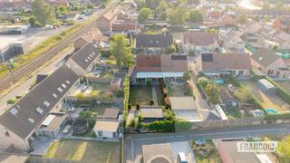 Ontdek deze volledig instapklare halfopen bebouwing in Wervik, rustig gelegen in een doodlopende straat. Met 141 m² woonoppervlakte, vier slaapkamers, een bureel en een prachtige zonnige tuin is dit een ideale gezinswoning voor wie comfortabel en rustig wil wonen.<br /><br />De woning, gebouwd in 2007 en deels gerenoveerd in 2015, biedt een aangename en praktische indeling. De ruime leefruimtes creëren een warme sfeer, terwijl het bureel en de vier slaapkamers voldoende mogelijkheden bieden voor een groot gezin of wie extra ruimte zoekt voor thuiswerk.<br /><br />De badkamer is uitgerust met een dubbele wastafel, ligbad en douche. Ook buiten is het heerlijk vertoeven in de zonnige tuin, waar een gezellig overdekt terras uitnodigt tot ontspannen en genieten. De twee bijgebouwen zorgen bovendien voor extra bergruimte of tal van andere mogelijkheden.<br /><br />Dankzij de garage en drie parkeerplaatsen beschikt deze woning in Wervik over bijzonder veel parkeermogelijkheden. Een extra troef is de mogelijke uitweg langs achteren. Met EPC-label B en airconditioning is deze woonst bovendien energiezuinig en comfortabel.<br /><br />Wens je deze ruime en instapklare woning in Wervik zelf te ontdekken? Vraag vandaag nog je bezoek aan via Immo Francois, jouw makelaar actief in Wervik en de ruime Westhoek.<br /><br />Denk je eraan om je woning in Wervik te verkopen? Neem vrijblijvend contact op met René van Immo Francois in de Rijselstraat 25, 8900 Ieper voor een gratis schatting via rene@immofrancois.be.<br /><br />