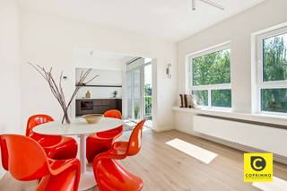 <p><span>Schitterend gerenoveerd 2 slaapkamer appartement met 2 terrassen te Pulhof!</span><span><br /></span><span>Met veel passie, kennis en kunde werd dit ruim en lichtrijk 2 slaapkamer appartement kwalitatief gerenoveerd.</span><span> U dient enkel te verhuizen, uit te pakken en te genieten! Het appartement ligt op de 2</span><span><sup>e</sup></span><span> verdieping van een kleinschalig en prima onderhouden gebouw in hartje Pulhof, om de hoek van het prachtige Middelheim- en Leeuwerikpark. Dankzij deze gegeerde, centrale ligging zijn parken, scholen, winkels, sportfaciliteiten, openbaar vervoer en invalswegen steeds vlakbij, evenals het bruisende Antwerpse stadsleven. Bent u op zoek naar een modern appartement dat geniet van alle hedendaagse comfort, waar privé- en werkleven hand in hand gaan? Mis deze unieke kans dan zeker niet!</span><span><br /><br /></span><span>Inkomhal, leefruimte, keuken, toilet & berging:</span></p><p><span>U betreedt dit trendy appartement via de inkomhal met veiligheidsdeur, praktische berging en apart gastentoilet met mechanische ventilatie. De omvangrijke leefruimte op volhouten parket (eik) geniet enorm veel natuurlijk licht en leent zich perfect tot elk interieur. De prachtige open keuken is een ware "eye-catcher" die voorziet in kwalitatieve toestellen (inductievuur met recirculatie-dampkap, combi-oven, vaatwasser, koelkast en vriezer). Ook vindt u hier een geïntegreerde waskast terug met de aansluitingen voor de wasmachine. De schitterende design verlichting in héél het appartement is inbegrepen. <br /><br /></span><span>Nachthal, slaapkamers & badkamer:</span><span><br />De mat-witte tussendeur met gietijzeren look verleent toegang tot de nachthal. Beide slaapkamers zijn ruim (ca. 12m²) en liggen eveneens op parket. De rustieke badkamer omvat een weelderige inloop-/regendouche, een notelaren wasmeubel met 2 waskommen en watervalkranen, handdoek-radiator en mechanische ventilatie.<br /><br /></span><span>Terrassen & kelder:</span><span><br />Met 2 charmante terrassen kan u steeds zon en schaduw opzoeken in een rustige, groene omgeving. Ideaal voor uw kopje koffie in de ochtend, een lekker lunch of een sprankelend aperitief na thuiskomst van een drukke dag. Een dubbele kelder van maar liefst 14,5m² is inbegrepen.</span></p><p><span><br /></span><span>Extra troeven:</span></p><p><span>- Mobiscore 9,5/10</span></p><p><span>- 95m² cfr EPC</span></p><p><span>- EPC B</span></p><p><span>- 14cm EPS dakisolatie 2018</span></p><p><span>- Isolatie achtergevel</span></p><p><span>- HR ramen</span></p><p><span>- Individuele HR condensatieketel 2026</span></p><p><span>- Elektriciteit conform</span></p><p><span>- Nieuwe chape en leidingen</span></p><p><span>- Asbestveilig</span></p><p><span>- 1e bewoning na renovatie</span></p><p><span>- Onmiddellijk beschikbaar</span></p><p><span>- Design verlichting inbegrepen</span></p><p><span>- Kelder 14,5m²</span></p><p><span> </span></p>