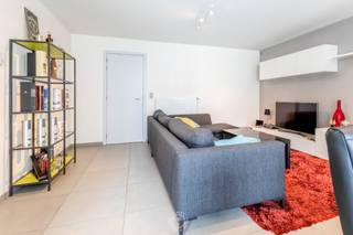 Dit lichtrijke appartement beschikt over een <strong>ruime woonkamer </strong>met open keuken en een annex berging. Er zijn <strong>twee slaapkamers,</strong> een badkamer met dubbele lavabo en douche, en een terras. Het grote pluspunt van dit appartement is zijn <strong>centrale ligging </strong>op wandelafstand van het station, de Grote Markt en tal van winkels. Er is een mogelijkheid tot het huren van een autostaanplaats. <br /><br /><u><strong>Details:</strong></u><br />Huurprijs: €895 per maand<br />Provisie: €100 per maand<br />Autostaanplaats: €55 per maand<br />Beschikbaar vanaf: 01/10/2025<br /><br /><u><strong>Interesse?</strong></u><br />Contacteer Hugo voor een bezoek. Stuur een mail naar <strong>hdb@claves.be</strong> of bel <strong>0475/94.43.07</strong>