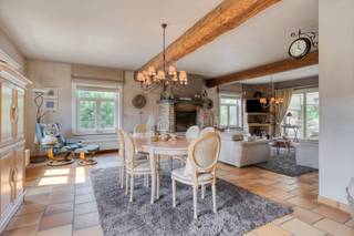 Ontdek deze ruime en zeer goed onderhouden woning met loods – de ideale combinatie van wonen en werken! De woning beschikt over een ruime inkomhal...