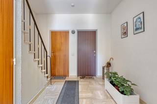 <strong>Instapklaar 2-slaapkamer appartement met terras.</strong><br /><br />Dit uiterst verzorgde appartement in een rustige buurt in Burcht biedt een fantastische basis. Met een gunstige EPC-score en een conform gekeurde elektrische installatie bent u zeker van een veilige en energiezuinige start. De keuken en badkamer zijn netjes en functioneel, wat het pand onmiddellijk instapklaar maakt. Op termijn bieden deze ruimtes u de perfecte kans om ze volledig naar uw eigen smaak te moderniseren!<br /><br /><strong>Indeling:</strong><br />Dit appartement, gelegen op de eerste verdieping van een charmante en kleinschalige residentie.<br />De centrale inkomhal leidt u naadloos naar de <strong>lichtrijke leefruimte</strong> van maar liefst 36m². Aansluitend vindt u de <strong>volledig uitgeruste keuken</strong>.<br />Aan de rustige achterzijde van het gebouw bevinden zich de <strong>twee ruime slaapkamers </strong>(14 m² en 11 m²), wat een optimale nachtrust garandeert. Vanuit één van deze kamers wandelt u bovendien zo het aangename terras op. De <strong>praktische badkamer</strong> is ingericht met zowel een ligbad als een aparte douche. Een apart toilet en een inpandige bergruimte maken het plaatje helemaal af.<br /><br /><strong>Bijzonderheden:</strong><br />EPC label <strong>B</strong>;<br />Maandelijkse kosten: ca. €83,30,- (Beheer, blokpolis, verbruik/onderhoud algemene delen en provisie water).<br /><br /><strong>Ligging:</strong><br />Ideaal gelegen in een <strong>rustige, residentiële buurt</strong> met een vlotte verbinding naar grote invalswegen (E17/E34) en de P+R tramverbinding naar Antwerpen. Op wandel- of fietsafstand bevinden zich lokale groene zones, scholen, winkels en sportaangelegenheden.