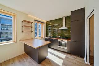 Op een centrale ligging nabij het kruispunt met de Elisabethlaan, treffen we dit instapklare appartement op de eerste verdieping van een...