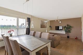 Dit gerenoveerd gelijkvloers appartement is gelegen in de Alfred Oststraat 8 te Borgerhout, in een rustige woonwijk vlak bij winkels, scholen en openbaar vervoer. Dankzij de gunstige ligging geniet u van een vlotte verbinding naar het centrum van Antwerpen en de nabijgelegen invalswegen. Ook parken, sportterreinen en recreatiemogelijkheden bevinden zich op wandelafstand.<br /><br />Bij het betreden van het appartement komt u binnen via de inkomhal met vestiairekast en aansluiting voor wasmachine en droogkast. Vervolgens is er een apart toilet. <br />De ruime leefruimte is afgewerkt met eikenparket en geniet van veel natuurlijke lichtinval. Aansluitend bevindt zich de keuken met enkele spoelbak met verlek, koelkast, oven, dampkap en vaatwasser.<br /><br />Verder beschikt het appartement over twee slaapkamers met een badkamer. De volledig betegelde badkamer is uitgerust met een ligbad met jacuzzi-functie en douchesproeier. Vanuit de tweede slaapkamer is er directe toegang tot het aangename terras.<br /><br />Tenslotte beschikt het appartement over een privatieve kelderruimte en een autostaanplaats dewelke verplicht aan te kopen is voor €8.000, beide gelegen op het ondergrondse niveau.<br /><br />Pluspunten:<br />+ 2 slaapkamers<br />+ Terras<br />+ Ondergrondse autostaanplaats (+ €8.000)<br />+ Kelderberging<br />+ Uitgeruste keuken<br /><br />Interesse? Contacteer ons op info@vbvastgoed.be of via 03 337 50 70.