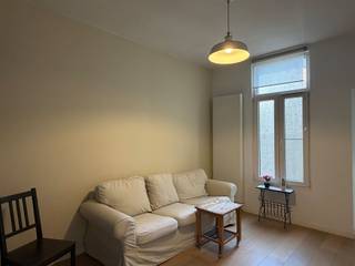 <p>Gemeubeld één-slaapkamer appartement van 56 m² gelegen op het Eilandje. Het appartement beschikt over een ruime slaapkamer.</p><p>De woonkamer is uitstekend ingedeeld en biedt voldoende ruimte voor een comfortabele zithoek met boekenkasten. De keuken is uitgerust met kookvuur, dampkap, ingebouwde combi-oven en koelkast. De badkamer is stijlvol ontworpen met zwarte metrotegels en witte accenten. Deze bevat een ligbad met douche, een elegant design-regendouchekop en een wastafel met spiegel. De tweede kamer is ingericht met een grote dressing. Dit appartement is ideaal voor iedereen die op zoek is naar een appartement in een levendige stadswijk. De locatie in Antwerpen biedt gemakkelijke toegang tot winkels, restaurants, openbaar vervoer en cultuur. Gemeenschappelijke kosten: € 20 per maand.</p>