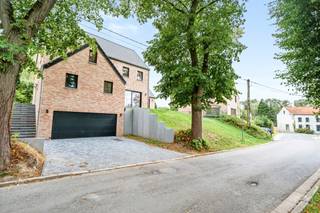 <p>Op slechts enkele minuten van het centrum van Grez-Doiceau onthult deze nieuwbouw een gezinswoning met royale volumes, waar de kwaliteit van de afwerking gepaard gaat met een echte doordachtheid rond comfort en functionaliteit.</p>
<p>Vanaf de inkom herbergt het tuinniveau een hal met vestiaire en gastentoilet, een bureau en een wasruimte. Een polyvalente indeling die, indien nodig, een gelijkvloers leven op dit niveau mogelijk maakt.</p>
<p>Het hart van de woning draait rond een royale open leefruimte die salon, eetkamer en uitgeruste Italiaanse keuken verenigt. Ze geniet van twee buitenruimtes : de tuin aan de ene kant en een in te richten terras aan de andere, ideaal om van de zonsondergangen te genieten. Een tv-ruimte verlengt het salon en biedt een meer intieme ruimte.</p>
<p>Op de verdieping herbergt het nachtgedeelte een ouderslaapkamer met geïntegreerde kasten en een privébadkamer met bad en douche. Twee andere slaapkamers met kasten en een doucheruimte vervolledigen dit niveau.</p>
<p>De bovenste verdieping biedt nog twee grote slaapkamers, die eveneens bureau, speelkamer of vrijetijdsruimte kunnen worden. Volledig onderkelderd beschikt de woning over een garage voor twee wagens, royale opslagruimtes en een bijkomend inrichtingspotentieel. Verschillende parkeerplaatsen zijn beschikbaar voor de woning.</p>
<p>Op twee minuten van het centrum en toch nabij talrijke wandelingen, combineert dit eigendom mooie volumes, verzorgde afwerking en kwaliteit van uitvoering.</p>