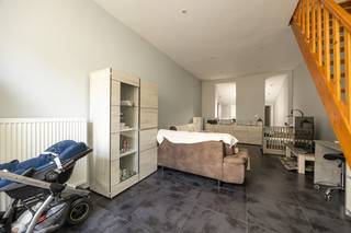 (EPC, grondplan en Asbestinventaris kan u terugvinden bij "Documenten" op de Wellimmo-site)<br />Algemene info<br /><br />Starterswoning met 3 slaapkamers (waarvan één zolderkamer ingericht als volwaardige kamer), gelegen op een perceel met een ruime zuid-gerichte tuin van ca. 225 m².<br />De woning beschikt over zonnepanelen wat zorgt voor een energiezuiniger verbruik en lagere kosten. <br /><br />Ligging<br /><br />Gelegen in het centrum van Vrasene, op wandelafstand van winkels, scholen en openbaar vervoer. Dankzij de centrale ligging geniet u van een vlotte bereikbaarheid richting Beveren en omliggende gemeenten, terwijl u toch rustig woont in een aangename woonomgeving.<br /><br />Indeling<br />Gelijkvloers<br />U betreedt de woning via de inkomhal die toegang geeft tot de leefruimte. De woning beschikt over een woonkamer en eetkamer in open verbinding, gevolgd door de keuken achteraan. Verder vindt u op het gelijkvloers een badkamer, apart toilet en een gang die toegang geeft tot de tuin.<br />Eerste verdieping<br />Op de eerste verdieping bevinden zich 2 volwaardige slaapkamers, een traphal en een extra toilet.<br />Tweede verdieping<br />Via een trapluik bereikt u de zolderverdieping, die werd ingericht als derde slaapkamer.<br /><br />Troeven<br />- Zuidgerichte tuin van ca. 225 m²<br />- Zonnepanelen aanwezig<br />- 3 slaapkamers (incl. ingerichte zolderkamer)<br />- Centrale ligging in Vrasene<br />- Ideale starterswoning met potentieel<br />- Praktische indeling met apart toilet op elk niveau<br />- Conforme elektriciteit<br /><br />Interesse? Contacteer ons via info@wellimmo.net of bel naar 03 225 00 68