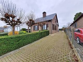 <p>Instapklare, gerenoveerde woning op 1649 m².</p><p><br />Deze mooie gerenoveerde woning biedt u alle comfort, ruimte en energiezuinigheid die u zoekt. Gelegen op een royaal perceel van 1649 m² in een rustige en groene omgeving. Ideaal wie houdt van kwaliteit en privacy.<br />Binnenin ontdekt u een leefruimte met een nieuwe, volledig uitgeruste koverakeuken voorzien van een granieten werkblad, vaatwasser, oven, microgolfoven en een amerikaanse koelkast.<br />Dankzij de airco en goede isolatie geniet u het hele jaar door van een aangenaam binnenklimaat.<br />Op het gelijkvloers bevindt zich een comfortabele slaapkamer met badkamer met inloopdouche. De eerste verdieping telt drie volwaardige slaapkamers en een badkamer met toilet, bad en enkel meubel.<br />De woning is volledig onderkelderd met tal van mogelijkheden. Extra bergruimte, hobbyruimte,... In de kelder vindt je bovendien een extra douchekamer.<br />Verder beschikt de woning over zonnepanelen, laadpaal en alarmsysteem.<br />Dit is een unieke kans om een instapklare, energiezuinige en rustig gelegen woning te kopen die voldoet aan de hedendaagse comfortnormen.</p><p>EPC: 287 UC: 20251125-0003742419-RES-1</p><p>Wil jij meer informatie over deze woning? Bel ons dan op 016 90 10 21 of mail naar info@future-home.be.</p><p>Woongebied met landelijk karakter en agrarisch gebied, Vergunning, Geen verkavelingsvergunning, Geen dagvaarding, Voorkooprecht<br /> </p>