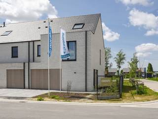 Bij Durabrik ben je zeker van een vaste prijs na ondertekening van je contract. Geen budgettaire verrassingen dus tijdens je bouwtraject. Lot 30 is een halfopen bebouwing in moderne stijl op een grondopp. van 283 m² en met een totale bewoonbare oppervlakte van 139 m². Energieneutrale woning (E -21!) dankzij het doorgedreven isolatiepakket, ventilatiesysteem D, pakket zonnepanelen en warmtepomp.<br /><br />GELIJKVLOERS: inkom, wc, ruime living met open keuken, ruime berging.<br /><br />EERSTE VERDIEPING: 1 slpk voor de ouders, 2 kinderkamers, aparte wc, badkamer ingericht met inloopdouche en badkamermeubel met dubbele lavabo, technische ruimte. Deze woning ligt in een nieuw woonproject in de Sint-Jozefstraat in Aalter. Prima ligging! Centrum Aalter vlakbij, E40 zeer vlot bereikbaar, diverse sportmogelijkheden in de buurt.<br /><br />EXTRA TROEVEN: Zuidwest georiënteerde tuin. Omheining is in de prijs begrepen. 7290 Wp zonnepanelen inbegrepen!<br />rijs excl. btw en kosten. Download de brochure op https://durabrik.immo/aalter.<br /><br />Heb je vragen? Contacteer dan je bouwadviseur via 09 280 60 60 of mail naar info@durabrik.be<br />* Beelden en oppervlaktes zijn indicatief.