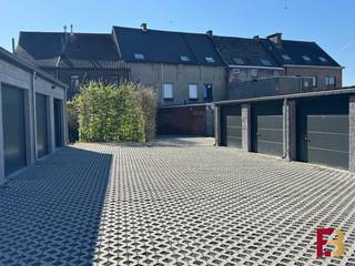 Op zoek naar een veilige plek om je wagen te stallen in het centrum van Wetteren? In de rustige, doodlopende Kattestraat bieden wij een...