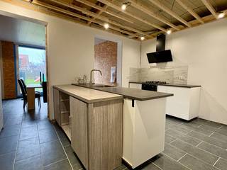 Bij het binnentreden van de woning kom je terecht in de gezellige leefruimte, die verwarmd wordt met een gaskachel. Aansluitend bevindt zich...