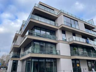 Deze bemeubelde penthouse met adembenemend uitzicht over Gent bevindt zich op de vierde verdieping, vlak bij de Visserij. Dankzij de uitstekende ligging geniet u van een perfecte combinatie van rust en vlotte bereikbaarheid, met het stadscentrum op slechts enkele minuten afstand.<br /><br />De penthouse is bereikbaar met de lift en verwelkomt u in een open leefruimte. Deze bestaat uit een lichtrijke woonkamer met ingebouwde kasten en een gezellig haardvuur, een volledig uitgeruste keuken en een praktische keukenberging met aansluiting voor een wasmachine. De leefruimte geeft uit op het zuidoostelijk georiënteerde terras, dat in verbinding staat met de drie volwaardige slaapkamers, elk voorzien van inbouwkasten. Verder beschikt het appartement over een gastentoilet en twee badkamers: één met een douchecabine en één met een ligbad en toilet.<br /><br />Met een bewoonbare oppervlakte van 142 m² en een gunstig EPC-label B is deze penthouse beschikbaar vanaf 01/09/2026. De maandelijkse huurprijs bedraagt €1850 (meubels inbegrepen), vermeerderd met de optioneel bij te huren autostaanplaats voor €110/maand en de gemeenschappelijke provisionele kosten voor €120/maand.<br /><br />Heeft deze exclusieve penthouse uw interesse gewekt? Neem dan zeker contact op met Elke Janssens van Immo Francois Gent via gent@immofrancois.be.<br /><br />