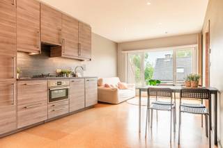 Welkom in de Jean Baptist Tassynsstraat 18 te Zwijndrecht.  <br />In het hart van onze gemeente vindt je op de <strong>tweede verdieping</strong> van dit gebouw een recent (2019) gerenoveerd appartement.<br /><br />In de ruime, gemeenschappelijke inkomhal is plaats om de fietsen te zetten.  Van hieruit is er ook toegang tot de kelderverdieping.<br /><br />De gemakkelijke trap brengt ons naar de tweede verdieping.<br />Op de overloop werden ingemaakte kasten geplaatst, je hebt immers nooit genoeg bergruimte.<br />De lichtrijke <strong>woonkamer</strong> van ca 23 m2 is gecombineerd met de ingebouwde <strong>keuken</strong>.  Deze is voorzien van een koelkast, diepvries, gasfornuis, dampkap, combi oven en een vaatwasmachine.<br /><br />De <strong>2 slaapkamers</strong> ( 7,5 en 13 m2) bevinden zich vooraan en achteraan.  De grootste kamer heeft een airco.<br />De <strong>badkamer</strong> is praktisch ingedeeld met een aparte <strong>toilet</strong>, inloopdouche, lavabomeubel en aansluiting voor wasmachine en droogkast.  <br />In de badkamer is een schuifraam voorzien.  Het is mogelijk aan de achterzijde van het gebouw een terras te laten plaatsen.<br /><br />Dit appartement is vrij vanaf huurder vanaf mei.<br /><br />Technisch:<br />- EPC:  153 kWh/m2jaar, label B<br />- GEEN Renovatieverplichting<br />- G-&amp;P-score: A &amp; A<br />- Wg, Gvv, Vg, Gmo, Gvkr<br /><br />Ben je voor jezelf op zoek of eerder als opbrengsteigendom?  Laat deze buitenkans niet aan je neus voorbij gaan en maak snel een afspraak!<br /> 