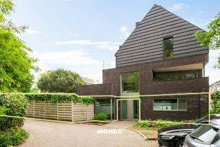 In een rustige omgeving in Klein-Willebroek bevindt zich dit moderne gelijkvloerse appartement in een kleinschalig gebouw van 2015, bestaande...