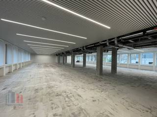 <strong>Kantoorruimte </strong>van in totaal <strong>519 m² </strong>te Sint-Gillis, gelegen in de bruisende Dejonckerstraat op een absolute toplocatie vlak bij de Louizalaan.<br /><br />Deze dynamische buurt biedt een uitzonderlijke mix van voorzieningen: een ruim aanbod aan restaurants zoals Lloyd Café en De Colonel, diverse winkels, sportfaciliteiten en andere diensten op wandelafstand. De centrale ligging garandeert bovendien een uitstekende bereikbaarheid met het openbaar vervoer en de wagen, wat zorgt voor een vlotte toegang voor medewerkers en bezoekers.<br /><br />Het kantoorgebouw wordt momenteel grondig en volledig gerenoveerd met de nieuwste duurzame technieken. Zo wordt het uitgerust met een warmtepomp en volledig gasloos uitgevoerd, wat resulteert in een toekomstgerichte en energie-efficiënte werkomgeving. Daarnaast dragen moderne ventilatiesystemen, <strong>LED-verlichting</strong> en <strong>zonnepanelen</strong> bij aan een optimaal werkcomfort en aanzienlijk lagere energiekosten.<br /><br />Deze combinatie van strategische ligging, hoogwaardige renovatie en duurzame technologie maakt dit project bijzonder aantrekkelijk voor ondernemingen die op zoek zijn naar kwalitatieve en toekomstbestendige kantoorruimte in het hart van Brussel.<br /><br />Contacteer <strong>PANORAMA B2B </strong>voor meer informatie of een vrijblijvend plaatsbezoek op <strong>0477 09 00 09</strong>.