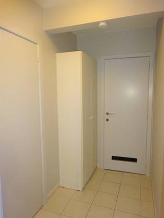 Op zoek naar een comfortabel en praktisch appartement in Deinze? <br /><br />Dit verzorgd appartement beschikt over een inkomhal met vestiairekast, een lichtrijke leefruimte met open ingerichte keuken, één slaapkamer en een badkamer uitgerust met douche, toilet, lavabomeubel en aansluiting voor een wasmachine.<br /><br />Verder geniet u van een aangenaam balkon, een privatieve kelderberging en een privatieve parkeerplaats. Ook is er een gemeenschappelijke fietsenberging aanwezig.<br /><br />Huurprijs te vermeerderen met 30 EUR gemeenschappelijke kosten.<br /><br />Beschikbaar vanaf 1 oktober 2026<br /><br /><strong>Bezoeken?</strong><br />U kunt dit eenvoudig zelf inplannen via de afsprakenlink op onze website voor het bezoekmoment van maandag 21 september.
