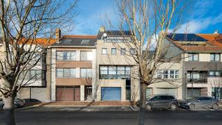 Deze ruime en energiezuinige bel-étage woning is centraal gelegen in het hart van Heist en biedt een uitzonderlijke combinatie van ruimte, comfort...