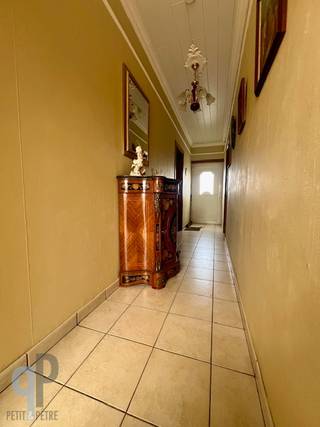 Langs een centrale ligging, in een rustige straat, vinden we deze te renoveren woning, voorzien van een inkomhall, eetplaats, living en keuken. Achteraan is er een veranda en een badkamer met ligbad, wastafel, toilet en aansluiting voor de wasmachine. Op het verdiep zijn er 2 ruime kamers en 1 kleinere kamer. We beschikken hier ook over een droge kelder en een garage. Momenteel wordt de woning verwarmd met mazoutkachels. Betaalbare starterswoning met renovatieverplichting. Voor meer inlichtingen of een bezoek, contacteer Veronique 0483/676579