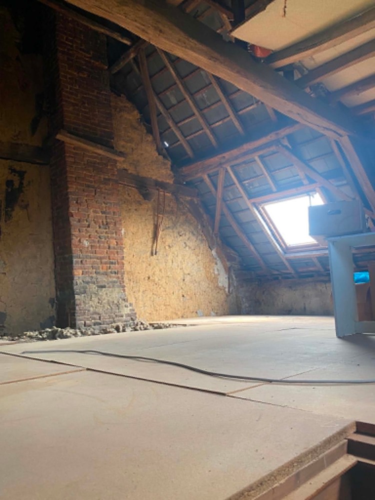 Charmante 3-gevelwoning met 2 slaapkamers, ruime zolder en tal van mogelijkheden - foto 5