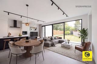 <p><span>Energiezuinig gelijkvloers appartement met terras en gemeenschappelijke tuin </span></p><p><span>Welkom in dit energiezuinige gelijkvloerse appartement, gelegen in een recent gebouwd appartementsgebouw aan de Schuurveldlaan. Hier geniet u van modern wooncomfort, een uitstekende label A en een aangename combinatie van binnen- en buitenruimte. Dankzij de energiezuinige technieken zoals de vloerverwarming, ventilatiesysteem type C+ én de aanwezige zonnepanelen, woont u hier niet alleen comfortabel maar ook bijzonder energie-efficiënt en toekomstgericht.</span></p><h2><span>Ligging</span></h2><p><span>Dit appartement heeft een zeer gunstige en strategische ligging aan de Schuurveldlaan, in de nabijheid van zowel het dorpscentrum van Wilrijk als Aartselaar. Daarnaast geniet u van een uitstekende verbinding naar de belangrijkste invalswegen richting Antwerpen en Brussel, wat deze locatie bijzonder interessant maakt voor pendelaars. U woont hier in een rustige woonomgeving met toch alle voorzieningen zoals winkels, scholen, horeca en openbaar vervoer binnen handbereik.</span></p><h2><span>Indeling</span></h2><p><span>Via de inkomhal, afgewerkt met een stijlvolle grijze tegelvloer, komt u meteen in een lichtrijke en aangename sfeer terecht. De inkomhal geeft toegang tot de verschillende ruimtes en leidt u verder naar de ruime leefruimte met open eilandkeuken.</span></p><p><span>De leefruimte geniet van uitzonderlijk veel natuurlijk licht dankzij de hoogrendements aluminium raampartijen over de volledige breedte. Deze bieden bovendien een mooi zicht op het privatieve terras en de gemeenschappelijke tuin. Twee ramen zijn voorzien van vliegenramen voor extra comfort. Via de schuifdeur bereikt u het privatieve terras van ca. 14 m², waar het heerlijk vertoeven is. De aanpalende gemeenschappelijke tuin voelt dankzij de beschutting quasi privatief aan en biedt een rustige groene omgeving om te ontspannen of gasten te ontvangen.</span></p><p><span>De open eilandkeuken is modern en hoogwaardig afgewerkt met onder meer een composiet werkblad en beschikt over alle hedendaagse toestellen: vaatwasser, oven, inductiekookplaat, koelkast, diepvries en voldoende kastruimte. Aansluitend bevindt zich een praktische berging met extra stockageruimte.</span></p><p><span>Verder bevindt zich links van de inkomhal de ruime slaapkamer, met voldoende plaats voor een dubbel bed en kastruimte. De badkamer is modern afgewerkt en voorzien van een inloopdouche, lavabo en handdoekradiator. Daarnaast is er nog een aparte technische ruimte met aansluiting voor wasmachine en droogkast.</span></p><p><span>In de ondergrondse verdieping beschikt u over een zeer ruime kelderberging, bereikbaar via lift of trap. Tevens is er een gemeenschappelijke fietsenberging aanwezig. De ondergrondse autostaanplaats dient verplicht mee aangekocht te worden voor een vraagprijs van 20.000 euro</span></p><p><span>Een extra troef is dat de aankoop kan gebeuren onder registratierechten (2%) in plaats van btw, wat financieel zeer interessant is.</span></p><h2><span>Troeven</span></h2><ul><li><span>Energiezuinig appartement met label A </span></li><li><span>Zonnepanelen aanwezig </span></li><li><span>Vloerverwarming </span></li><li><span>Ventilatiesysteem type C+ </span></li><li><span>Recent bouwjaar </span></li><li><span>Privatief terras en gemeenschappelijke tuin met quasi privatief gevoel </span></li><li><span>Zeer ruime kelderberging </span></li><li><span>Gemeenschappelijke fietsenberging </span></li></ul><p><span> </span></p><p><span>Dit appartement combineert comfort, luxe en een uitzonderlijk buitengevoel op een toplocatie in Wilrijk.</span></p><p><span> </span></p>