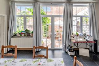 Deze charmante opbrengsteigendom in het centrum van Sint-Niklaas wordt gekenmerkt door zijn authentieke inkomhal met houten trap. De building omvat drie appartementen waarvan het bovenste een duplex. Het appartement op het gelijkvloers omvat een woonkamer, ingerichte keuken, afzonderlijk toilet, slaapkamer, ingerichte badkamer, bureauruimte, kelder en terras. Het appartement heeft een D-label en is 102m² groot. Het appartement op de eerste verdieping omvat een woonkamer, ingerichte keuken, afzonderlijk toilet, slaapkamer, ingerichte badkamer, berging en terras. Dit appartement heeft een C-label en is 95m² groot. Het appartement op de tweede verdieping omvat een woonkamer, ingerichte keuken, eetplaats, drie slaapkamers en een ingerichte badkamer. Dit appartement heeft een C-label en is 132m² groot. Met een jaaropbrengst van ruim €26.500 is dit een ideale investering!Voor meer info of een bezoek:britt@immodeprins.be of 03/776 06 55. Bekijk ons volledig aanbod www.immodeprins.be.Voor meer info of een bezoek: info@immodeprins.be of 03/776 06 55. Bekijk ons volledig aanbod www.immodeprins.be.