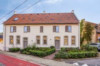 <p><strong>Woonerf Suerbemde – gerestaureerde hoevewoning van 260 m² in Zuurbemde (Glabbeek) – 6% btw mogelijk</strong></p>
<p>Hoe vaak krijg je de kans om te wonen in een hoeve uit 1744, zonder zelf een restauratie te moeten doorstaan? In de dorpskern van Zuurbemde is een historische hoevewoning met veel zorg gerestaureerd en omgevormd tot zes ruime woningen op een groen woonerf. Deze woning maakt deel uit van het gerestaureerde gedeelte, en dat is volledig afgewerkt. Wat je ziet, is wat je krijgt.<br /><br />Met 260 m² bewoonbare oppervlakte is dit een woning waar een gezin echt kan leven. Je hebt drie ruime slaapkamers, twee badkamers en leefruimtes waar de oude structuur van de hoeve voelbaar blijft. Er is een aparte garage, en het private perceel van 568 m² geeft je buitenruimte die je in de meeste nieuwbouw niet meer vindt.<br /><br />Achter de historische gevels zit techniek van vandaag. Een geothermische warmtepomp haalt energie uit de bodem, vloerverwarming en passieve koeling zorgen het hele jaar voor comfort, en ventilatie type D houdt de lucht gezond. Zonnepanelen, domotica en een laadpunt voor je elektrische wagen maken het plaatje compleet. Karakter van toen, energiefactuur van nu.<br /><br />De woning wordt verkocht onder het btw-stelsel, met mogelijkheid tot 6% btw (onder voorwaarden). We bekijken graag samen met jou of je daarvoor in aanmerking komt.<br /><br />Woonerf Suerbemde ligt in een beschermd dorpsgezicht. De omgeving blijft dus zoals ze is. Je woont in een echt dorp met een eigen gemeenschap, op een kwartiertje van Leuven en ongeveer drie kwartier van Brussel. Ideaal voor gezinnen, doorstromers en wie veel thuiswerkt en ruimte en rust zoekt.<br /><br />Het project is een realisatie van Échelle, dat al 40 jaar historische panden een nieuwe bestemming geeft.<br /><br /><strong>Kom kennismaken tijdens ons ontbijtevent</strong><br />Op <strong>zaterdag 10 oktober, van 10u tot 14u, zetten we de deuren open</strong>. Je kan de modelwoning bezoeken, rustig rondkijken en bij een ontbijt al je vragen stellen. Inschrijven via christophe@immogve.be.<br /><br /><strong>Prijs:</strong> € 665.560 excl BTW en registratie<br /><strong>Meer info?</strong> Neem contact op 016 56 56 14 en plan meteen een bezoek</p>