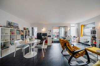 <p>Contact et visites :<br />Laurent Petaccia – 071 15 87 87<br /><span></span></p>
<p>Superbe appartement 1 chambre avec terrasse privée à Lodelinsart</p>
<p>Situé à Lodelinsart, Chaussée de Bruxelles 72/023, cet appartement en excellent état se trouve dans un immeuble récent et offre un cadre de vie confortable, moderne et fonctionnel.</p>
<p>L'appartement se compose comme suit :</p>
<p>Vous découvrirez un agréable séjour lumineux, une cuisine équipée ouverte sur l'espace de vie, une chambre confortable ainsi qu'une salle de bain. Une terrasse privative vient compléter le bien, idéale pour profiter des beaux jours en toute tranquillité.</p>
<p>Grâce à son excellent état général et à ses équipements récents, cet appartement est prêt à accueillir ses nouveaux occupants sans travaux.</p>
<p>Informations techniques :<br />• PEB : C<br />• Électricité conforme<br />• Chauffage central au gaz<br />• Châssis PVC double vitrage<br />• Immeuble récent<br />• Terrasse privée</p>
<p>Vous recherchez un appartement moderne, confortable et prêt à vivre, à proximité des commodités ? Ce bien pourrait parfaitement répondre à vos attentes.</p>
<p>Contact et visites :<br />Laurent Petaccia – 071 15 87 87</p>
<p>Descriptif à titre indicatif et non contractuel, sous réserve d’inexactitudes.</p>