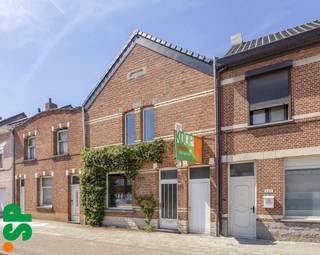 Charmante woning op perceel van 7A 34CA in het hart van Geel.<br /><br />Bent u op zoek naar een charmante woning met karakter, gelegen op wandelafstand van scholen, winkels, het zwembad en het openbaar vervoer? Dan is deze deels te renoveren woning precies wat u zoekt. Dankzij de centrale ligging, het ruime perceel en de vele recente investeringen vormt deze woning de ideale basis om volledig naar eigen smaak af te werken.<br /><br />Indeling: <br />Bij het betreden van de woning komt u in de leefruimte terecht. Aansluitend bevindt zich de keuken met veranda, die uitkijkt op de tuin en veel natuurlijk licht binnenbrengt. Op de eerste verdieping zijn er twee slaapkamers en een afgewerkte badkamer. Voorts is er ook een kelder- en zolderruimte aanwezig. <br /><br />Troeven van deze woning:<br />- Ruim perceel van 734 m²<br />- Recent vernieuwd dak<br />- Gunstig EPC-label C (269 kWh/m²)<br />- Conforme elektrische installatie<br />- Recent geplaatste zonnepanelen<br />- Niet gelegen in een overstromingsgebied<br />- Karaktervolle woning met tal van mogelijkheden<br />- Centrale ligging in het hart van Geel<br /><br />Met haar centrale ligging, ruime perceel en reeds uitgevoerde renovatiewerken biedt deze woning tal van mogelijkheden voor wie op zoek is naar een woning die verder naar eigen wensen kan worden afgewerkt.<br /><br />Voor meer informatie of een bezoek ter plaatse, kan u contact opnemen met IMMO SP via 014 59 10 20 of mailen naar jill@immosp.be. Benieuwd naar de waarde van uw eigen woning? Vraag vrijblijvend een gratis verkoopanalyse aan – wij helpen u graag verder!