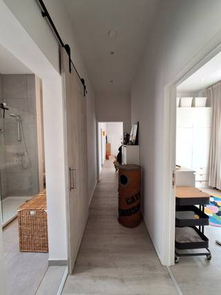 Dit mooie gerenoveerde appartement ligt op wandelafstand van Hasselt centrum, net buiten de kleine ring.<br /><br />Het appartement bestaat uit een living, ingerichte keuken en badkamer en 2 slaapkamers.<br /><br />De vaste kosten van € 30 zijn voor syndicus, onderhoud brandblussers, onderhoud gemeenschap, gemeenschappelijk water- en elektriciteitsverbruik zonder jaarlijkse afrekening en € 50 voor privé waterverbruik met jaarlijkse afrekening.