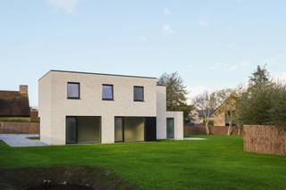 <strong>Bezoek deze nieuwbouwwoning tijdens de kijkdag op 6 december van 9u30 tot 11u30.</strong><br /> 
<ul>
	<li>Project in afwerkingsfase - bezoek ter plaatse mogelijk</li>
	<li>Ruim perceel (2020 m²)</li>
	<li>Polyvalente ruimte 40 m² - ideaal voor vrije beroepen</li>
	<li>Energiezuinig E20</li>
	<li>2 badkamers</li>
	<li>4 slaapkamers</li>
	<li>Luxueuze afwerking </li>
	<li>6% BTW mogelijk</li>
</ul>
<strong>OMGEVING</strong><br />Deze uitzonderlijke woning is gelegen in Rumbeke, op de grens met Roeselare, op een steenworp van het Sterrebos. Hier geniet je van de perfecte balans tussen het levendige stadsleven en de serene rust van het natuurgebied. Winkels, scholen, ziekenhuizen en verenigingen zijn allemaal vlot bereikbaar te voet of met de fiets. Bovendien biedt de private oprijlaan extra privacy.<br /><br /><strong>INDELING</strong><br />Het gelijkvloers omvat een inkomhal met een apart toilet, een ruime zit- en eethoek en een open keuken die naadloos aansluit op de berging. De polyvalente ruimte of praktijkruimte is zowel toegankelijk via de woning als via een aparte ingang. Op de eerste verdieping bevinden zich 4 ruime slaapkamers, twee badkamers, een berging en een apart toilet. Indien nodig kan er nog een carport worden voorzien, volledig aangepast aan je wensen.<br /><br /><strong>E-PEIL 20</strong><br />De villa is zorgvuldig ontworpen met aandacht voor detail en hoogwaardige materialen, met als resultaat een moderne uitstraling en duurzaamheid. Deze energiezuinige woning wordt voorzien van vloerverwarming aangestuurd via een warmtepomp en zonnepanelen en heeft een E-peil van 20!<br /><br />Prijzen zijn exclusief kosten.