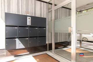 <p><span>2000 ANTWERPEN | ZEER RUIM APPARTEMENT (189m²) MET DRIE SLAAPKAMERS EN TWEE BADKAMERS GELEGEN IN HARTJE ANTWERPEN | EPC A |</span></p><p><span>Ontdek dit uitzonderlijk ruime appartement ideaal gelegen op een toplocatie. Dankzij de royale bewoonbare oppervlakte en lichtinval, biedt dit appartement een unieke combinatie van comfort, ruimte en bereikbaarheid.</span></p><p><span> </span></p><p><span>Het appartement is gelegen vlakbij het bruisende Zuid met winkels, scholen, koffiebars, restaurants, openbaar vervoer en belangrijke invalswegen en u geniet hier van een uitstekende bereikbaarheid zonder in te boeten aan rust en woonkwaliteit.</span></p><p><span> </span></p><p><span>Indeling als volgt: inkomhal met veiligheidsdeur - gastentoilet - lichtrijke leefruimte (50m²) - hyper-geïnstalleerde keuken (27,5m²) - berging achter de keuken - aparte wasplaats - badkamer met douche, dubbele wastafel en toilet - 3 ruime slaapkamers (17,5m², 15,5m² en 11,5m²) waarvan één met ensuite badkamer.</span></p><p><span> </span></p><p><span>De indeling maakt het perfect voor gezinnen, koppels die extra ruimte wensen of wie wonen en thuiswerken wil combineren.</span></p><p><span> </span></p><p><span>Troeven:</span></p><p><span>* Mogelijkheid bij aankopen autostaanplaats (€ 50.000)</span></p><p><span>* Kelderberging inbegrepen</span></p><p><span>* Vlakbij het vernieuwde bruisende Zuid</span></p><p><span>* KMSKA, koffiebars, restaurants op wandelafstand</span></p><p><span>* Openbaar vervoer voor de deur</span></p><p><span>* Oprit E34, E19, A12</span></p><p><span></span></p><p><span>Renovaties:</span></p><p><span>* gevels geïsoleerd langs de binnenkant</span></p><p><span>* ramen 2017</span></p><p><span>* badkamer 2017</span></p><p><span>* badkamer 2 2025</span></p><p><span>* ketel 2020</span></p><p><span>* keuken 2010</span></p><p><span>* elektriciteit 2010</span></p>