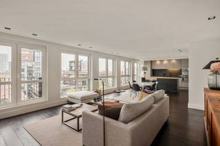 <strong>Instapklaar 2-slaapkamerappartement met panoramisch uitzicht en zuidwestgericht terras</strong><br /><br />- KIJKDAG 15/08 -<br /><br />Dit prachtige appartement op de vierde verdieping van een verzorgd gebouw uit 2008 combineert een hoogwaardige afwerking met een uniek uitzicht over de skyline van Antwerpen. Dankzij de uitzonderlijke gevelbreedte van maar liefst 14 meter en de grote raampartijen geniet het appartement van een bijzonder aangename lichtinval en een prachtig panoramisch zicht over de stad. De leefruimte beschikt over een donkere eiken geoliede parketvloer en vloerverwarming. Vanuit de leefruimte én de slaapkamer heeft u toegang tot het zuidwestgerichte terras, waar u heerlijk kan genieten van de namiddag- en avondzon.<br /><br />De moderne keuken werd recent uitgerust met een nieuwe inductiekookplaat en vaatwasser. Daarnaast zorgen de nieuwe Daikin airco-units in de leefruimte en slaapkamer voor extra comfort. Het appartement beschikt over 2 volwaardige slaapkamers, een stijlvolle badkamer met ligbad, douche en dubbele lavabo, een praktische inkomhal met videofoon en aparte meters. Het gebouw omvat slechts 7 appartementen en wordt uitstekend onderhouden. Bij het appartement hoort een private autostaanplaats in het gebouw, die mee aangekocht dient te worden voor €35.000. Voor elektrische wagens is er ter hoogte van het appartement een laadpunt beschikbaar.<br /><br />Gelegen aan de groene long van Antwerpen vlakbij Park Spoor Noord, geniet u hier van een ideale combinatie tussen rust en stadsleven. Het bruisende Cadix, het Eilandje, openbaar vervoer, scholen, winkels en horeca bevinden zich allemaal op korte afstand. <br /><br /><strong>Bijzonderheden:</strong><br />- EPC-label B <br />- Bouwjaar 2008<br />- Gevelbreedte van 14 meter<br />- Gemeenschappelijke fietsenberging<br />- Private autostaanplaats mee aan te kopen voor €35.000<strong><br /></strong>
