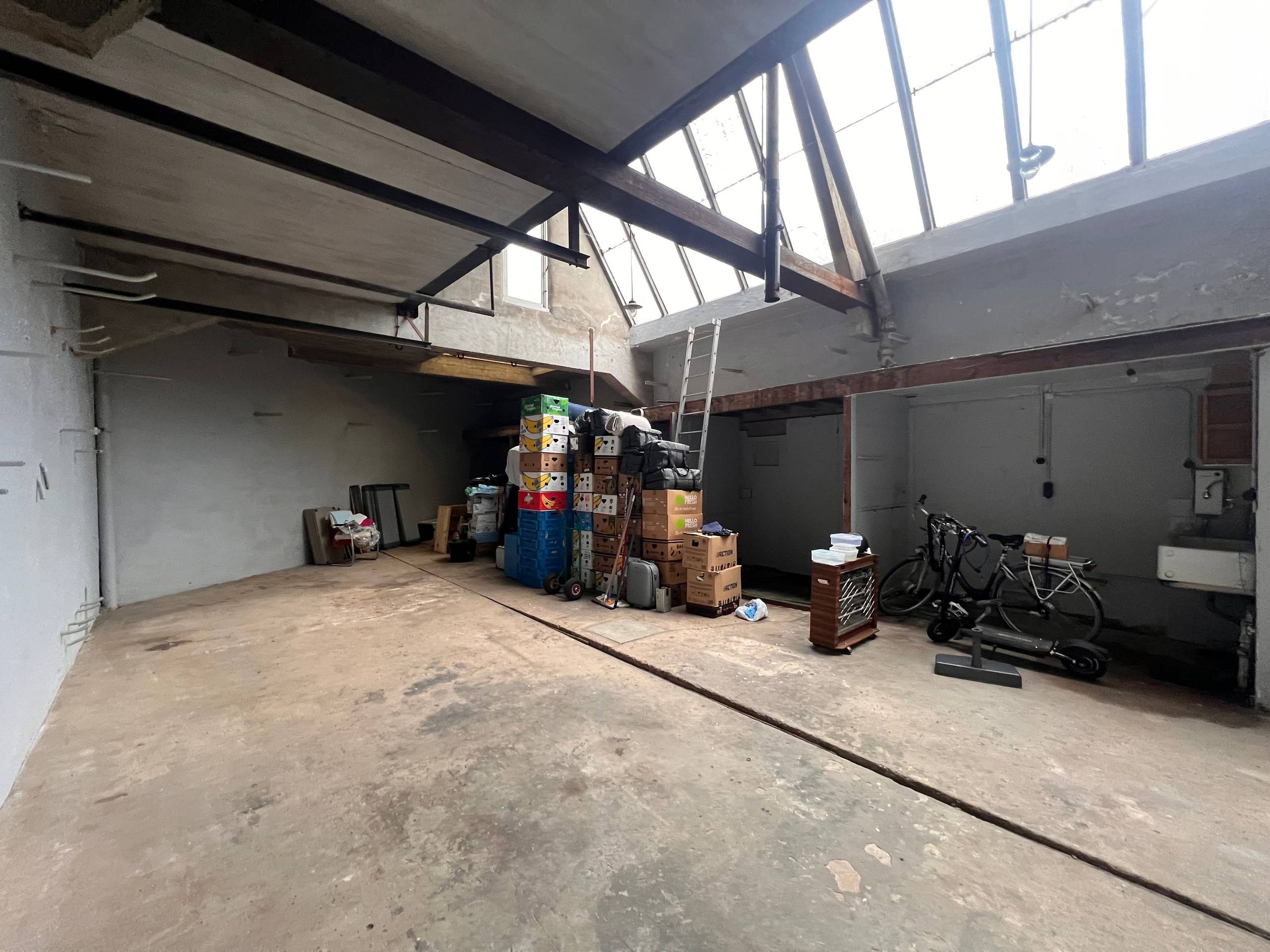 Extra ruime garage + opslagruimte met kelderruimte op gunstige ligging te Blankenberge - foto 2