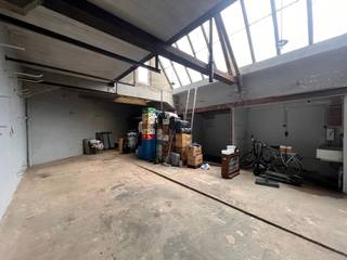 Op zoek naar een ruime garage met grote/hoge poort + opslagruimte met kelder nabij het centrum van Blankenberge?Dan is deze eigendom precies wat u...