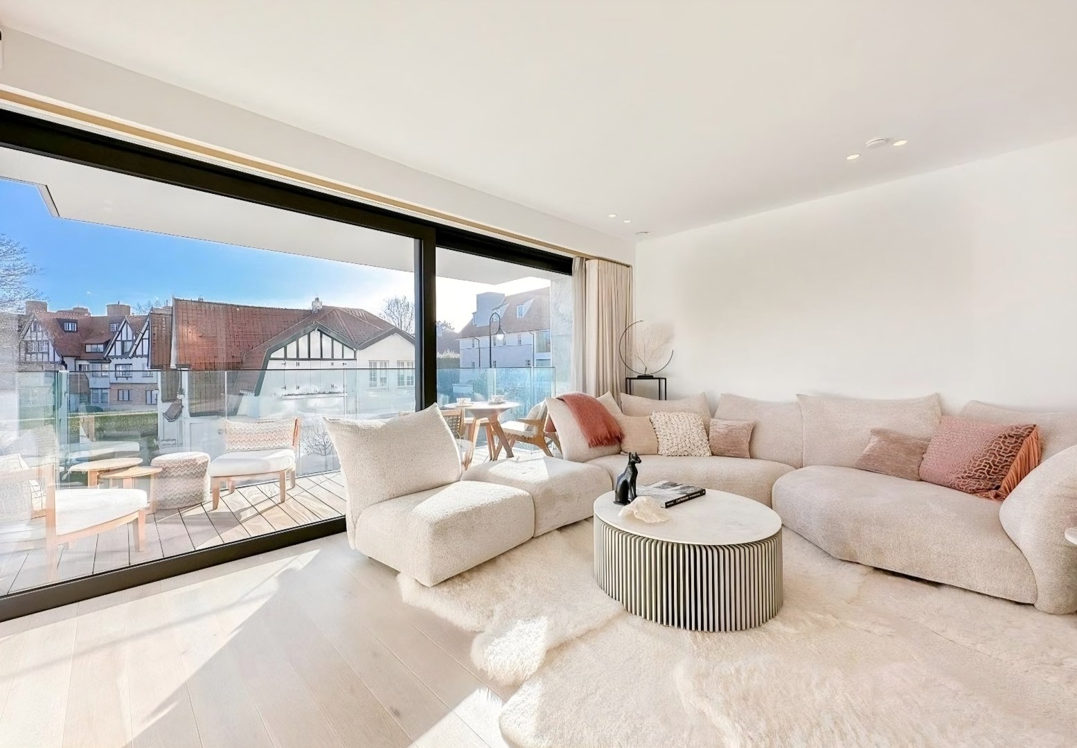 Zeer luxueus afgewerkt appartement met aangenaam zonneterras te midden de Kustlaan - foto 2