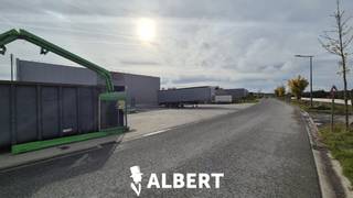 <p>Site industriel de 93a38ca comprenant des bureaux modernes, trois halls et de vastes infrastructures extérieures, idéalement située à seulement 3 km de l’E42.<br /><br />Le bâtiment de bureaux récent offre un hall d’entrée représentatif, deux espaces de bureau, une salle serveur, des sanitaires séparés, un vestiaire avec douches ainsi qu’une cuisine entièrement équipée avec coin repas.<br /><br />Le site comprend trois halls :  <br />- Deux halls connectés (construction 1980) de ± 627 m² et 668 m², avec des hauteurs libres comprises entre 2,5 m et 5 m.  <br />- Un hall récent (construction 2024) de ± 1.027 m², avec une hauteur libre de 6,9 m à 7,45 m.<br /><br />Autour des bâtiments se trouve une aire entièrement stabilisée, adaptée au trafic lourd et aux activités logistiques. À l’arrière des halls, une grande zone de stockage extérieur d’environ 40 ares est disponible.<br /><br />Grâce à la combinaison de constructions récentes, de halls de production et de stockage ainsi que de vastes espaces extérieurs, ce site constitue une base polyvalente et facilement accessible pour toute entreprise à la recherche d’une implantation stratégique.<br /><br />Pour plus d’informations ou pour organiser une visite, contactez Geert au 0475/54 79 62 ou par e-mail à geert.vertongen@albert.immo</p>