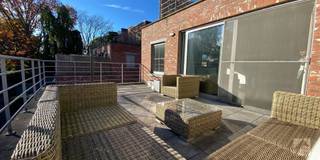 <p><span>Instapklaar appartement met 2 slaapkamers, ruim terras en garage in Halle</span></p><p><span>Dit aangename appartement ligt op wandelafstand van het centrum van Halle en is beschikbaar vanaf 1 december 2026.</span></p><p><span>De woonkamer beschikt over een groot schuifraam dat toegang geeft tot het zuidgerichte terras van maar liefst 25 m². De keuken is uitgerust met alle nodige toestellen en biedt veel bergruimte.</span></p><p><span>Verder beschikt het appartement over een praktische berging met aansluiting voor een wasmachine en droogkast, een apart toilet, een badkamer met ligbad en douche en twee slaapkamers.</span></p><p><span>Achteraan het gebouw bevindt zich een garage voor één wagen.</span></p><p><span>Eerste bezoekmoment op vrijdag 25 september.</span></p><p><span>Interesse? Bekijk de fotos en alle informatie en schrijf je via onze website in voor het bezoekmoment.</span></p>