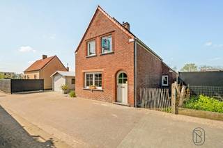 Te koop: Charmante woning met 2 slaapkamers + garage, en gezellige tuin in Zulte

In een rustige straat in Zulte bevindt zich deze gezellige woning met 2 slaapkamers, garage en een aangename tuin met tuinhuis.

Wat maakt dit pand uniek?
Via de inkomhal kom je in de gezellige leefruimte met zithoek en eetplaats. Aansluitend bevindt zich de aparte keuken, met een lichtrijke veranda die uitkijkt op de tuin. De woning beschikt over twee slaapkamers en een badkamer.

Buiten geniet je van een grote gezellige tuin. Daarnaast zijn er een aparte garage en een tuinberging, wat zorgt voor extra opbergruimte.

Voor wie is dit ideaal?
Ideaal voor mensen die op zoek zijn naar een charmante woning op een rustige ligging in Zulte.

Te koop via Immo Beguin, jouw vastgoedexpert sinds 2009, met kantoren in Ronse, Waregem, Kortrijk, Deinze, Doornik en Lessines.
Meer info of bezoek via loic@immobeguin.be