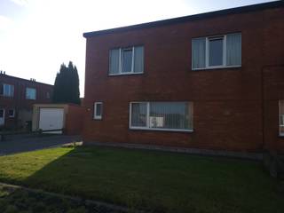 In de Bekaertstraat, een rustige wijk nabij het station van Nazareth, vinden we deze halfopen gezinswoning.De woning beschikt over een inkomhal met...