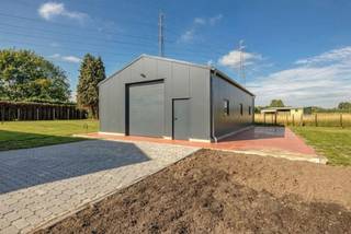 Op een boogscheut van Sinaai en net op de grens van Waasmunster, staat in de Schrijbergstraat dit ruim, lichrijk en door groen omgeven huis te...