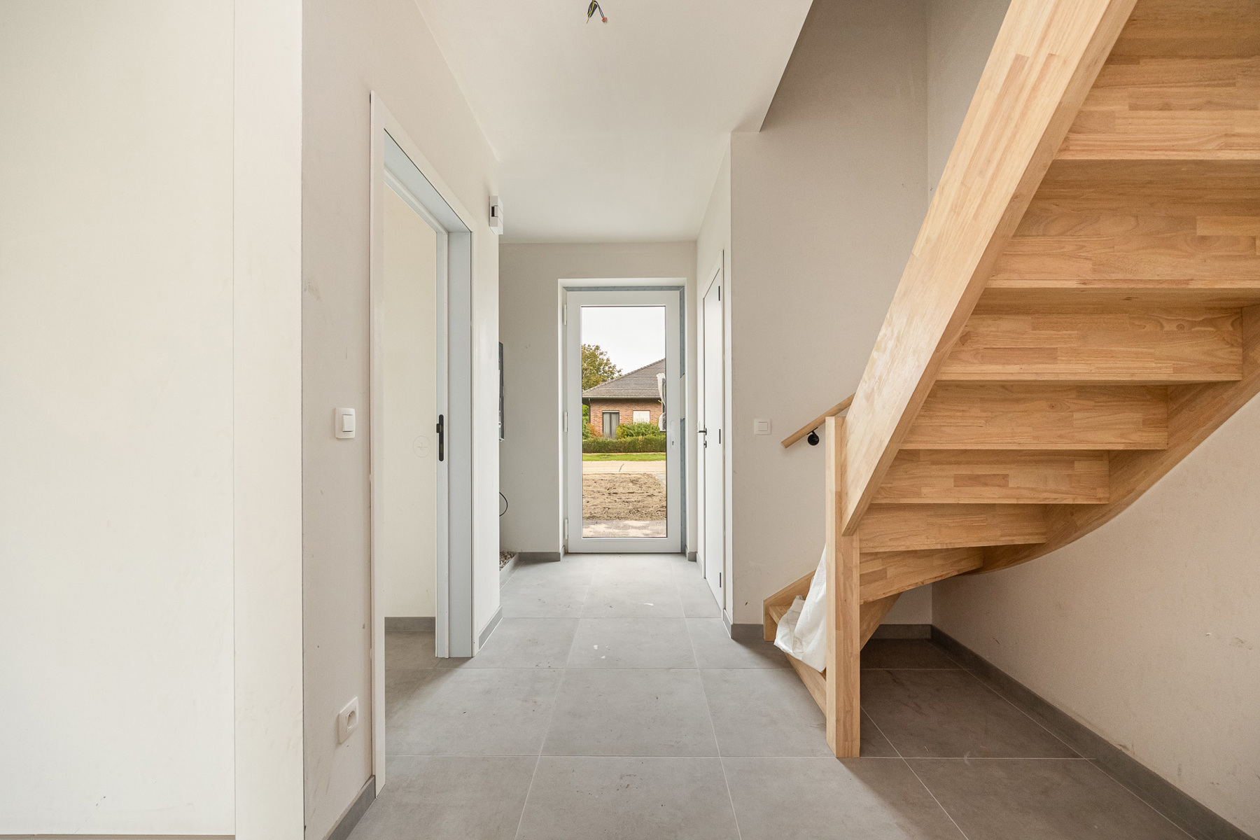 Woning met 4 slaapkamers en fietsenberging/carport op perceel van ca 327m² - foto 2