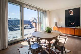 This furnished two-bedroom apartment of approximately 101 m² is located on the top floor of a recent building. Situated in the charming...