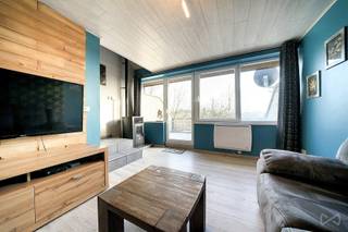 We Invest Malmedy heeft het genoegen dit triplex met 2 slaapkamers exclusief voor vakantieverhuur aan te bieden. Het is gelegen in het vakantiedomein "Les Terrasses de Malmedy". Gelegen op de hoogten van Malmedy, biedt het een uitzonderlijk uitzicht over de vallei terwijl het toch dicht bij alle voorzieningen is. Het complex heeft een speeltuin, petanquebanen en ligt op slechts enkele minuten van wandelpaden.
Begane grond: hal, woonkamer met pelletkachel, 10 m2 terras op het zuidoosten en badkamer (douche, wastafel, handdoekenrek, WC). 1e verdieping: slaapkamer met tweepersoonsbed en slaapkamer met 2 eenpersoonsbedden. Souterrain: een ingerichte keuken (oven, kookplaat, afzuigkap, koelkast, gootsteen, vaatwasser, apparatuur, meubels) die uitkomt op een lichte eetkamer, een terras op het zuidoosten met toegang tot de tuin en een bijkeuken.
Technische kenmerken: de prijs is inclusief meubilair (+- 5.000€), PVC ramen met dubbele beglazing, elektrische verwarming, elektrische boiler, elektriciteit volgens de voorschriften, PEB = C ( 255 kWh/m².an - E Total 21845 - ref 20230525020506), afvoer via microstation gedeeld met het landgoed, gedeelde tuin, gedeelde parkeerplaatsen.
De verkoop vindt plaats op basis van een erfpachtcontract met een jaarlijks te betalen canon (1,5% van de verkoopprijs).
Ideaal als tweede huis of investering, met de mogelijkheid van onmiddellijke winstgevendheid aangezien het momenteel wordt verhuurd op Booking!
