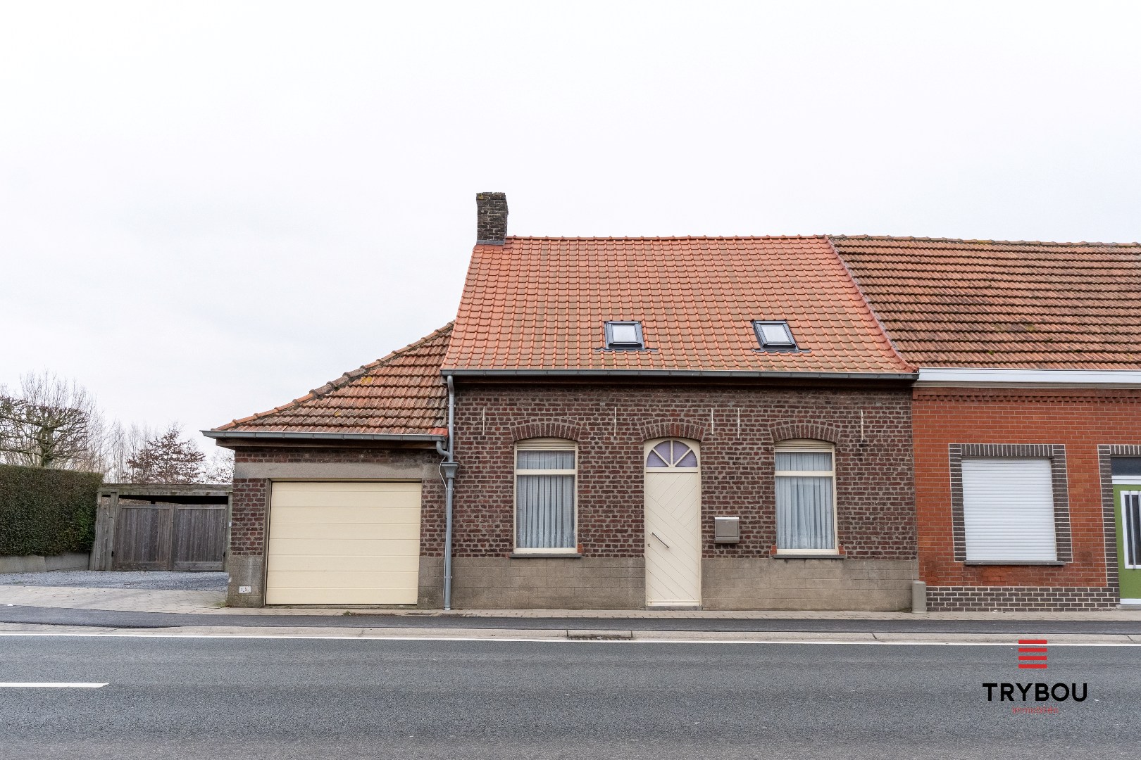 Kloeke woning met tuin, 2 garages en uitweg - foto 2