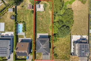 In een rustige en gegeerde villawijk in Wemmel bevindt zich deze ruime, moderne en instapklare villa uit 2015. De woning biedt maar liefst 220 m² bewoonbare oppervlakte en staat op een mooi perceel van 10 are 67 centiare.<br /><br />Dankzij de royale leefruimtes, drie volwaardige slaapkamers en de mogelijkheid om een vierde slaapkamer te creëren, is dit een ideale thuis voor gezinnen die ruimte en comfort zoeken. Met haar EPC-label A, warmtepomp, vloerverwarming en maar liefst 24 zonnepanelen combineert de villa hedendaags wooncomfort met een bijzonder laag energieverbruik. Bovendien geniet je in de grote onderhoudsvriendelijke tuin van alle rust, zonder inkijk. <br /><br />Indeling<br /><br />Gelijkvloers:<br />+ Inkomhal<br />+ Lichtrijke woon- en eetkamer<br />+ Ingerichte keuken<br />+ Praktische bijkeuken<br />+ Ruime berging/wasplaats<br />+ Apart gastentoilet<br />+ Inpandige garage<br /><br />Eerste verdieping:<br />+ Slaapkamer (32 m²) - mogelijkheid om op te splitsen<br />+ Slaapkamer (18 m²)<br />+ Slaapkamer (18 m²)<br />+ Badkamer (douche en ligbad)<br />+ Toiletruimte<br /><br />Tweede verdieping:<br />+ Ruime, inrichtbare zolder<br /><br />Extra troeven:<br />+ Gelegen op uitstekende locatie<br />+ EPC-label A<br />+ 24 zonnepanelen<br />+ Mogelijkheid tot het creëren van extra slaapkamers<br />+ Alarminstallatie en camerasysteem<br /><br />Watertoets: P score A ; G score A.<br /><br />Contacteer Brian Rollier via brian.rollier@albert.immo of via 0472 98 02 27 voor meer info en een afspraak.<br /><br />Bij Albert kom je thuis!