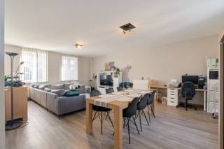 Dit duplexappartement met een netto bruikbare oppervlakte van 189m² bevindt zich in een statige, karaktervolle herenwoning gelegen langs...