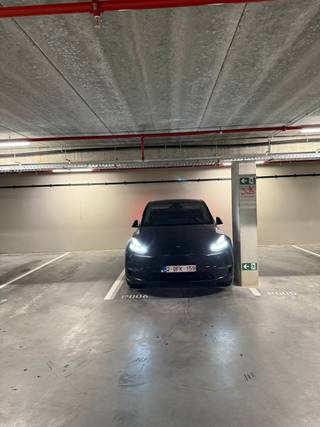<span>Deze <strong>ondergrondse staanplaats op -1</strong> is gelegen op de historische site "Het Academisch Kwartier" in centrum Lier.<br /><br />De staanplaats is vlot bereikbaar en toegankelijk via een automatische sectionale garagepoort.<br /><br /><strong>Afmetingen:</strong><br />Breedte: ca. 2m30cm;<br />Diepte: ca. 5m.<br /><br /><strong>Ligging:</strong><br />Gelegen in het <strong>prestigieuze "Het Academisch Kwartier"</strong>, profiteert u van een uitzonderlijke locatie in Lier. Deze site combineert historische charme met moderne voorzieningen. Op loopafstand vindt u gezellige cafés, restaurants, winkels en culturele bezienswaardigheden.<br /></span>
