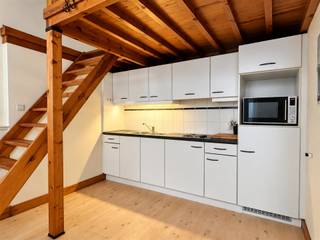 Surf naar www.abricasa.be en plan jouw verhuurafspraak in samen met onze digitale assistente Alice! Authentiek gelijkvloers appartementje met slaapmezzanine vlakbij de universiteit!Dit gezellig appartementje bestaat uit een ruime slaapmezzanine, open keuken, badkamer en leefruimte. De hoge plafonds en andere authentieke elementen zijn een grote troef. Verder beschik je over een gezamelijke fietsenberging. Het is vlakbij de Ossenmarkt en het centrum gelegen. - Niet gemeubeld- EPC: 459 kWh/m² UC: 2245112- Maandelijkse kosten: 70,- euro bevatten: provisie water, onderhoud boiler en onderhoud gemeenschappelijke delen- Huurwaarborg: 2.040,- euro (3 maanden huur) - Beschikbaar: 1/11/2026- Type contract: bepaalde duur (1 jaar) (verlengbaar)-Adres: Pieter van Hobokenstraat 7 - 2000 ANTWERPENWens je jouw huis, appartement, bouwgrond of opbrengsteigendom te verkopen? Op zoek naar een vastgoedmakelaar voor de verhuur of het beheer van jouw eigendom(men)? Abricasa staat voor een persoonlijke én actieve vastgoedbegeleiding van A tot Z! Leer ons kennen! Bel ons voor een vrijblijvende afspraak op 03 259 04 04 of spring binnen op ons kantoor te Kasteelstraat 58 - 2000 Antwerpen! Je bent van harte welkom!