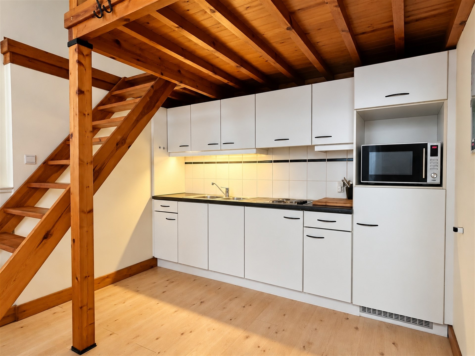 Authentiek gelijkvloers appartementje met slaapmezzanine vlakbij de universiteit! - foto 2